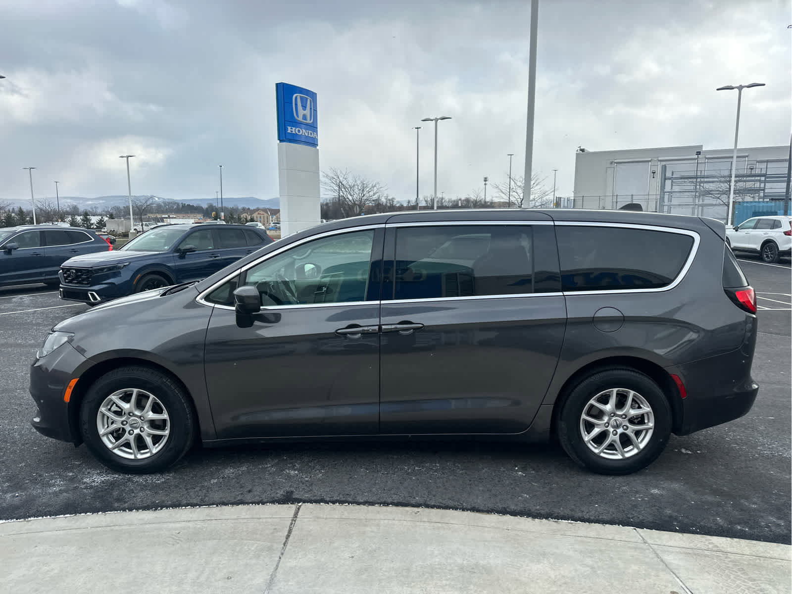 Used 2023 Chrysler Voyager LX image 5