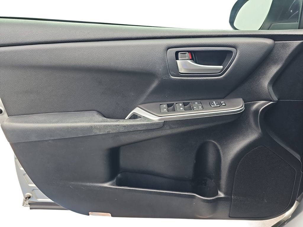 Used 2016 Toyota Camry SE FWD image 25