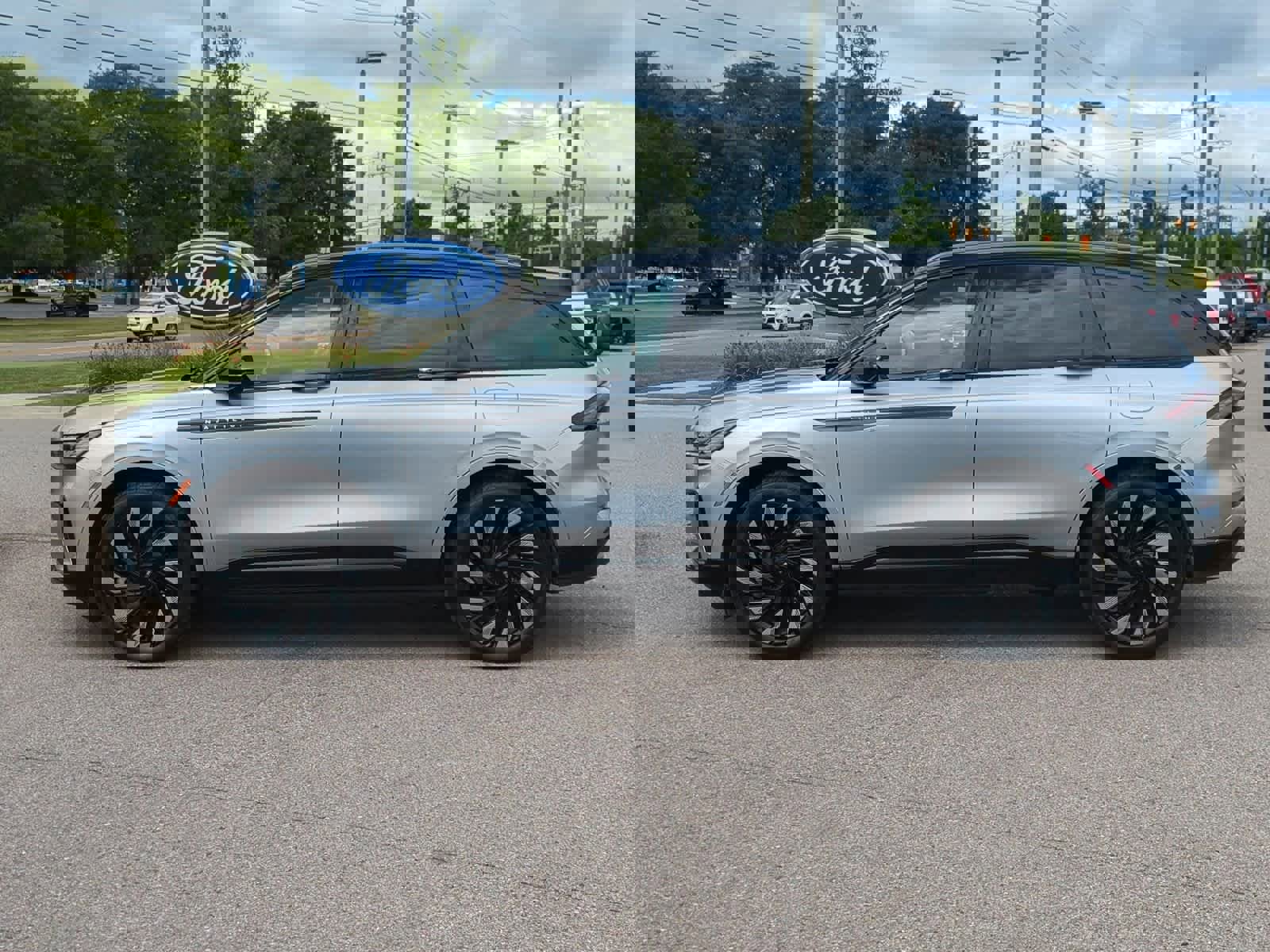 Used 2024 Lincoln Nautilus Reserve w/ Equipment Group 202A image 5