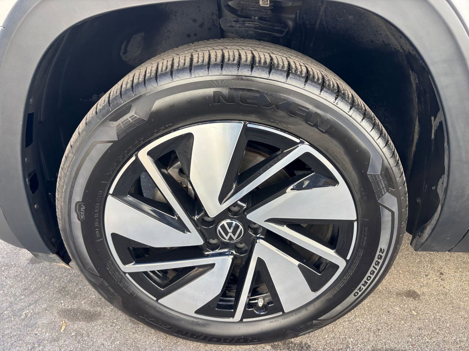 Used 2025 Volkswagen Atlas SE image 31