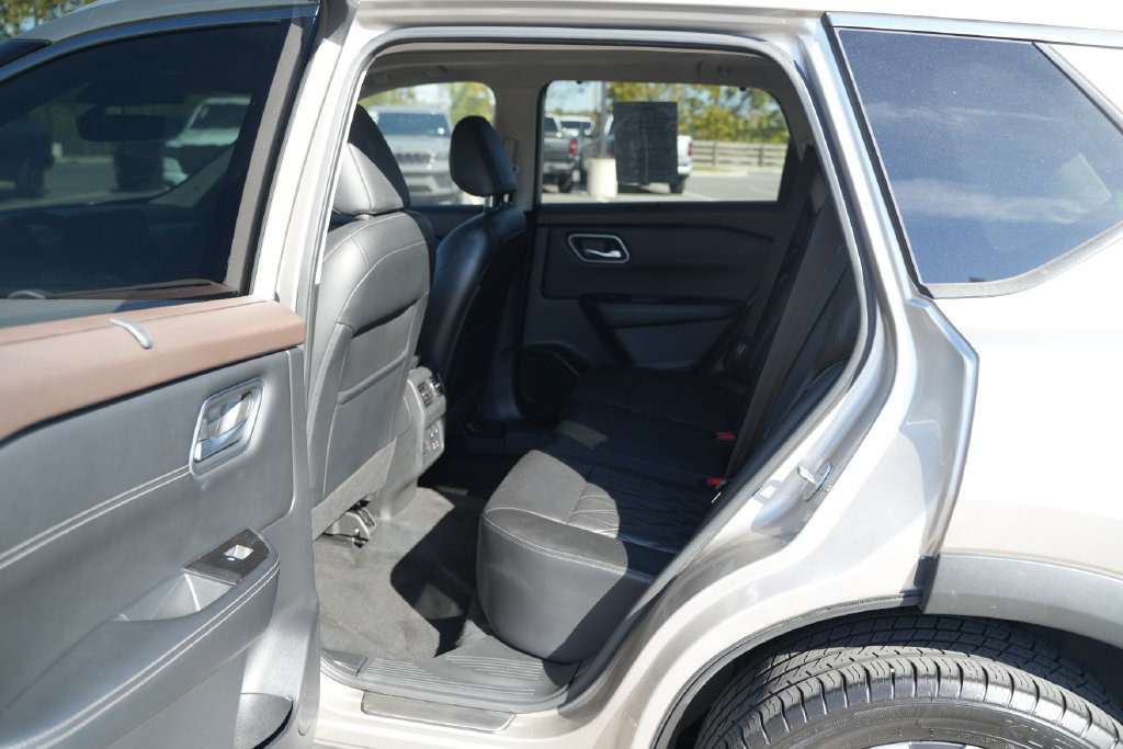 Used 2022 Nissan Rogue Platinum w/ Head-Up Display Package FWD image 17