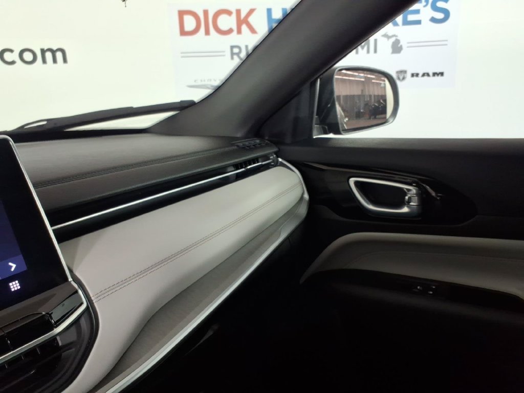 Used 2025 Jeep Compass Limited AWD/4WD image 25