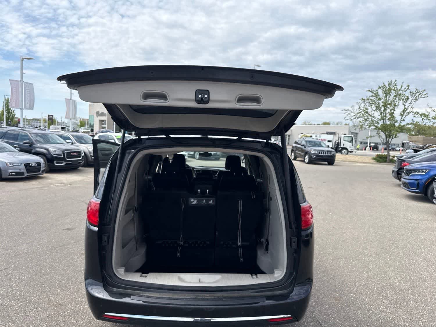 Used 2019 Chrysler Pacifica Touring-L FWD image 21