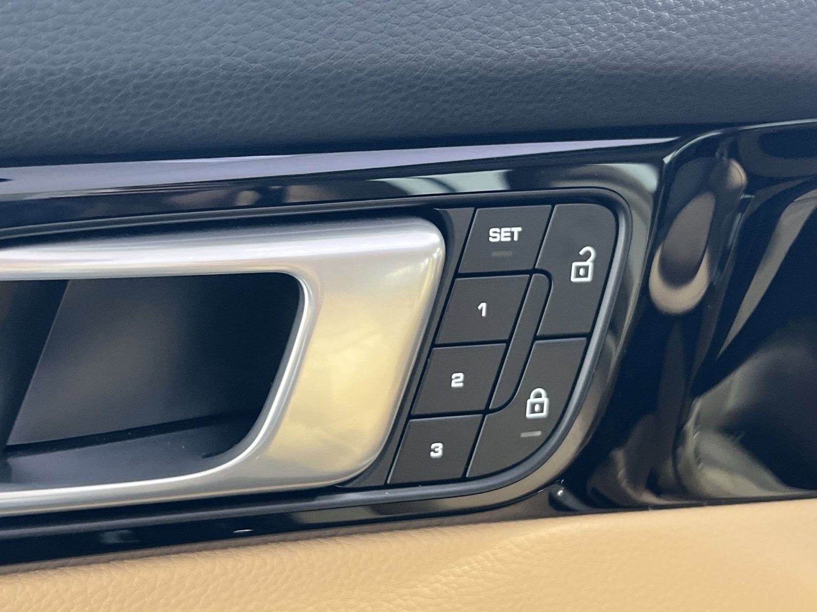 Used 2022 Porsche Panamera 4 image 31