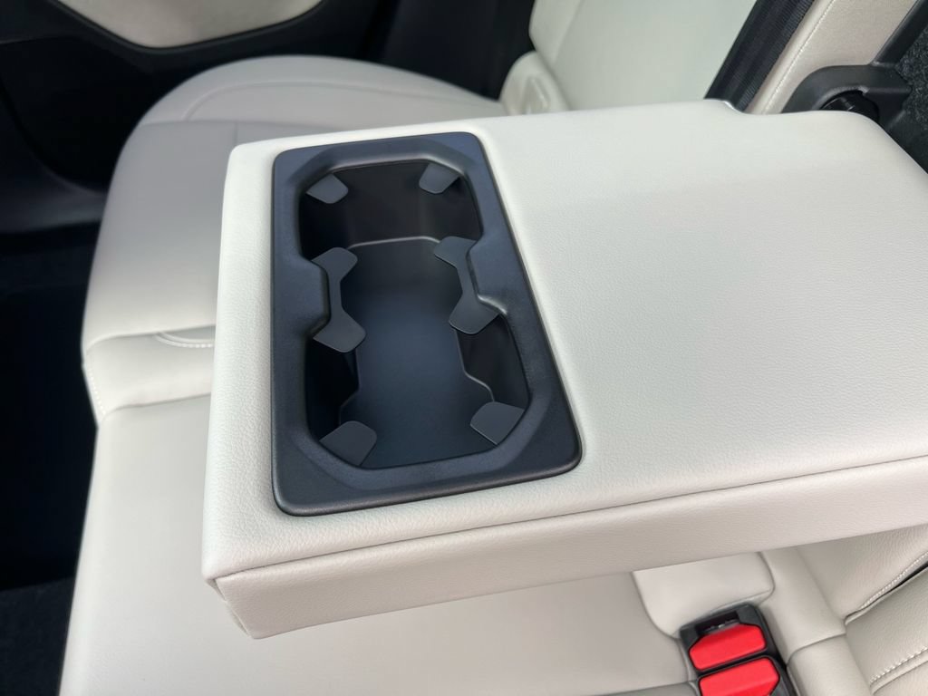 Certified 2025 Volvo XC40 B5 Plus AWD/4WD image 23