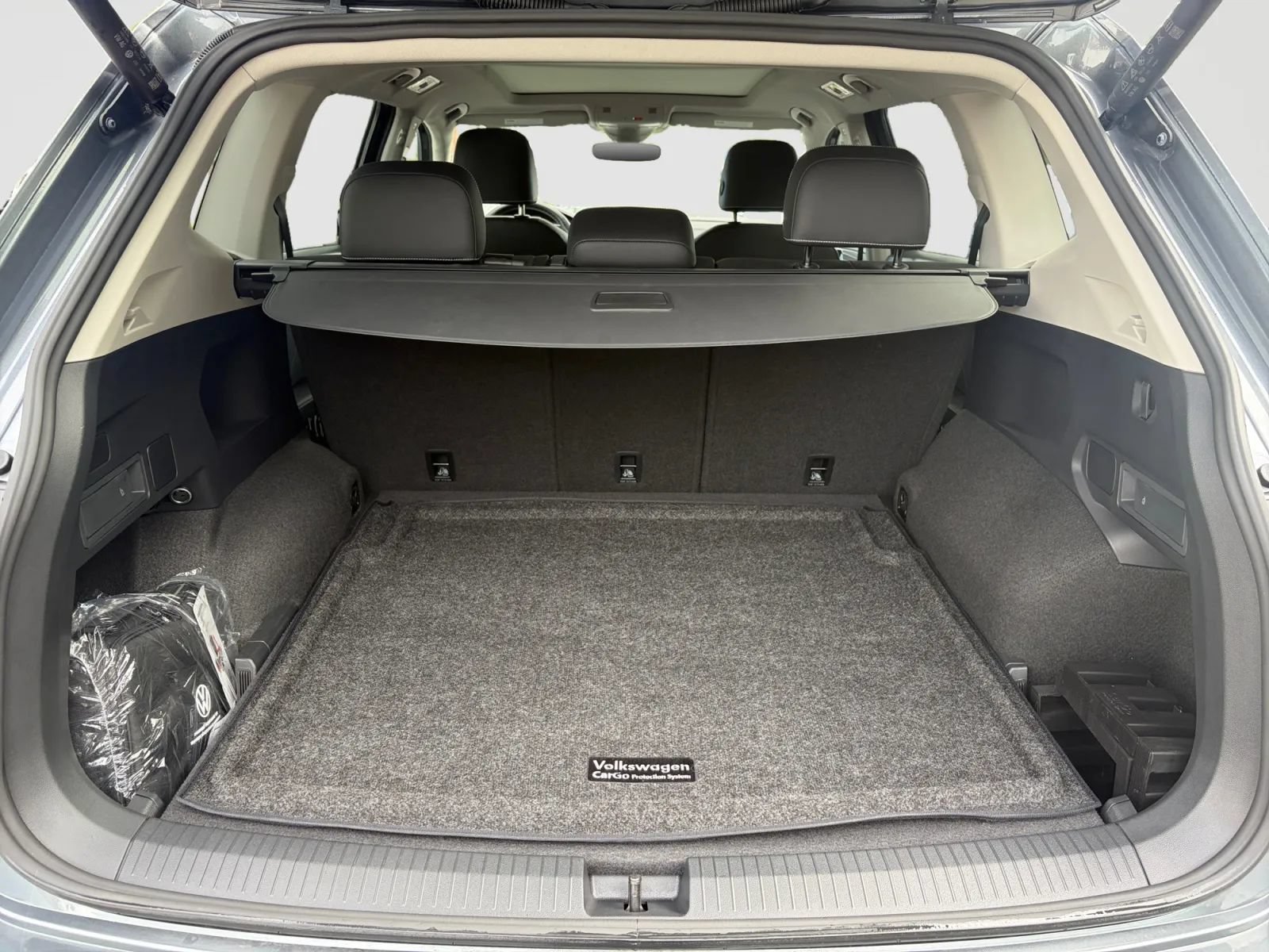 Used 2024 Volkswagen Tiguan SE w/ Panoramic Sunroof Package AWD/4WD image 16