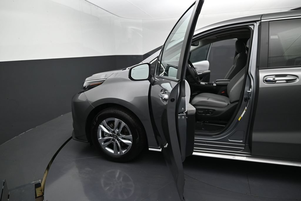 Used 2026 Toyota Sienna XLE FWD image 15