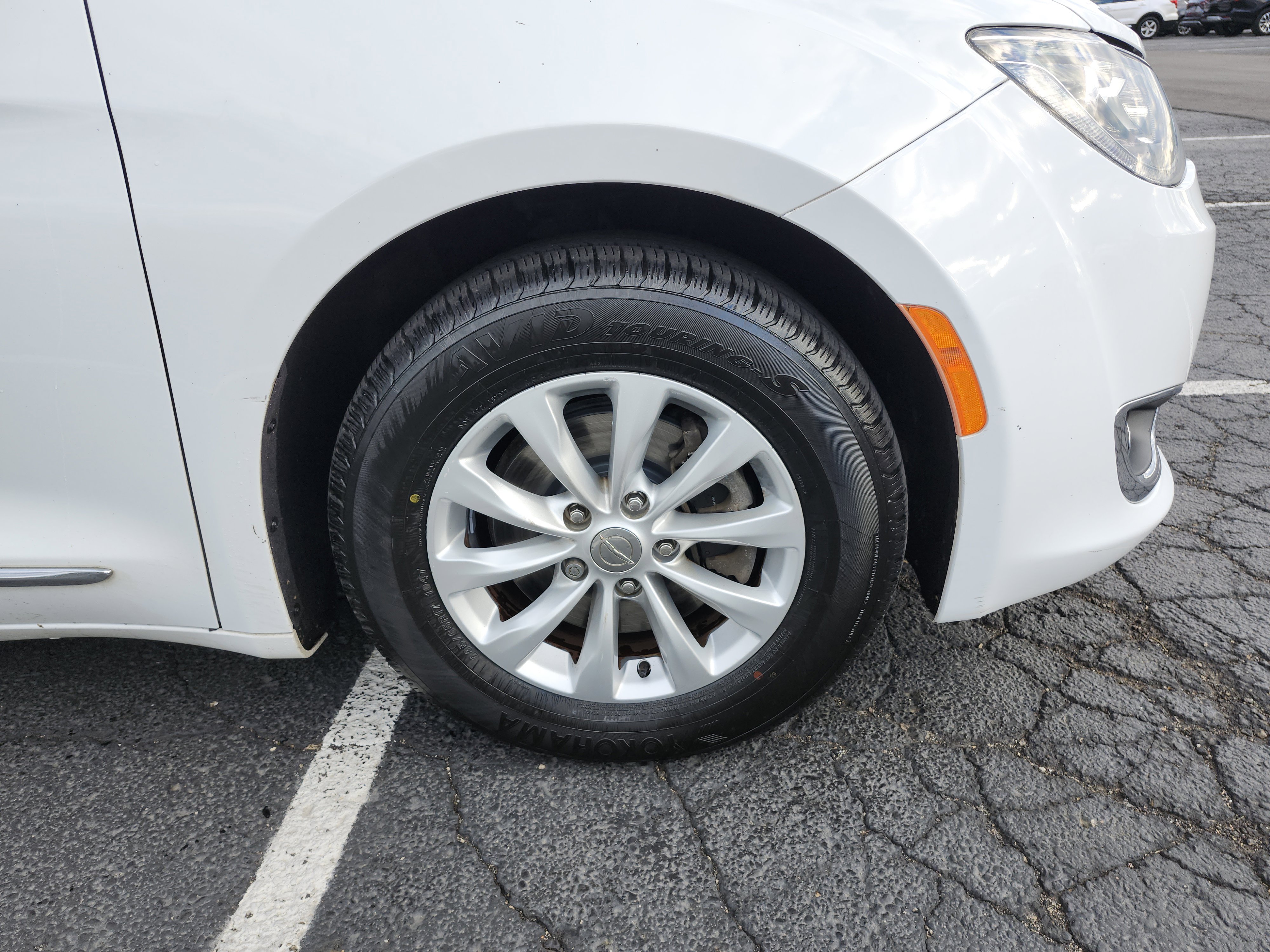 Used 2017 Chrysler Pacifica Touring-L FWD image 10