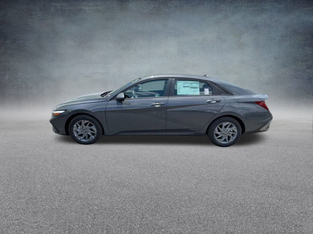 Used 2025 Hyundai Elantra Blue image 12