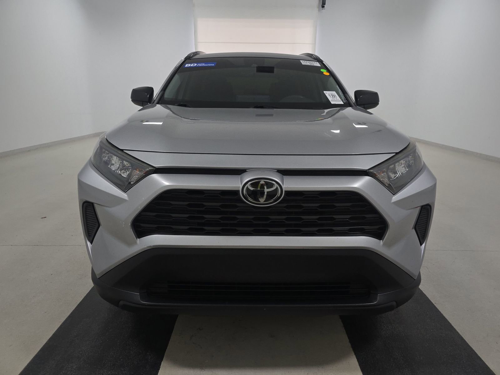 Used 2019 Toyota RAV4 LE FWD image 2