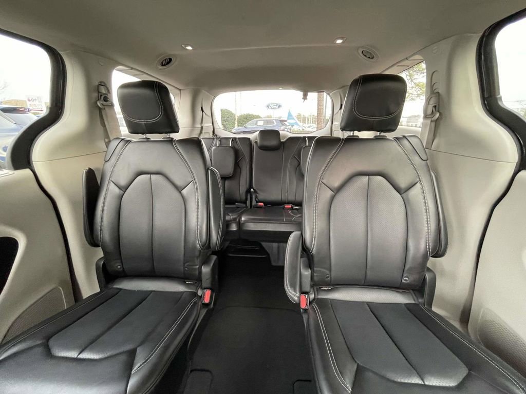 Used 2023 Chrysler Pacifica Touring-L image 32