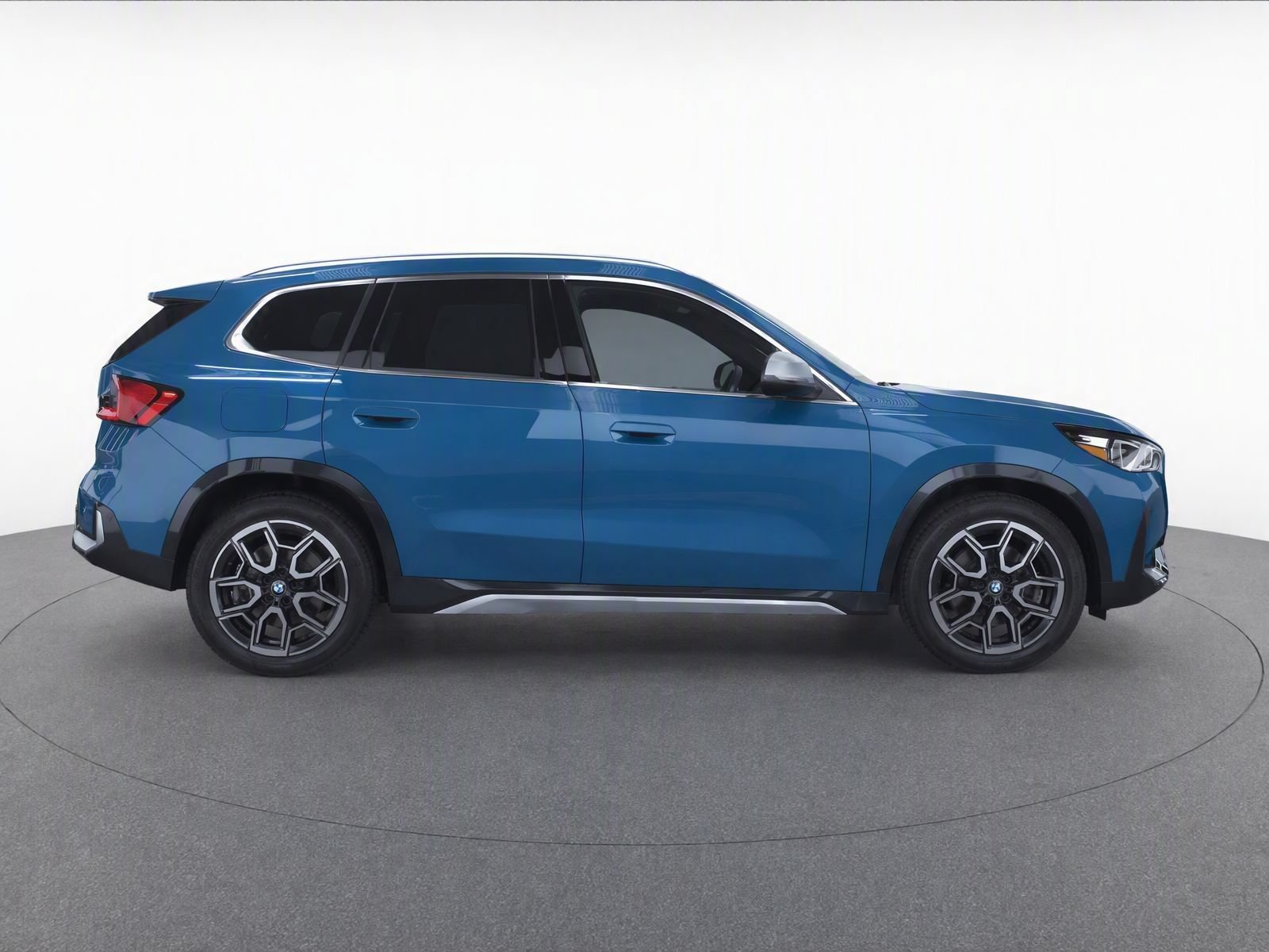 Certified 2023 BMW X1 xDrive28i w/ Convenience Package AWD/4WD image 4