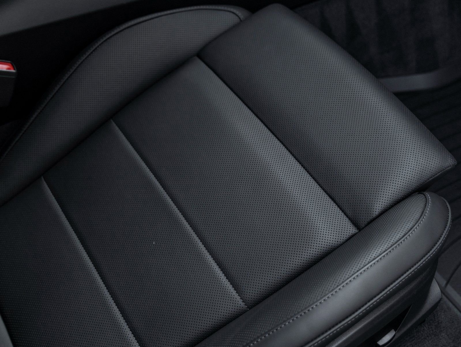 Certified 2025 Porsche Macan Electric image 42