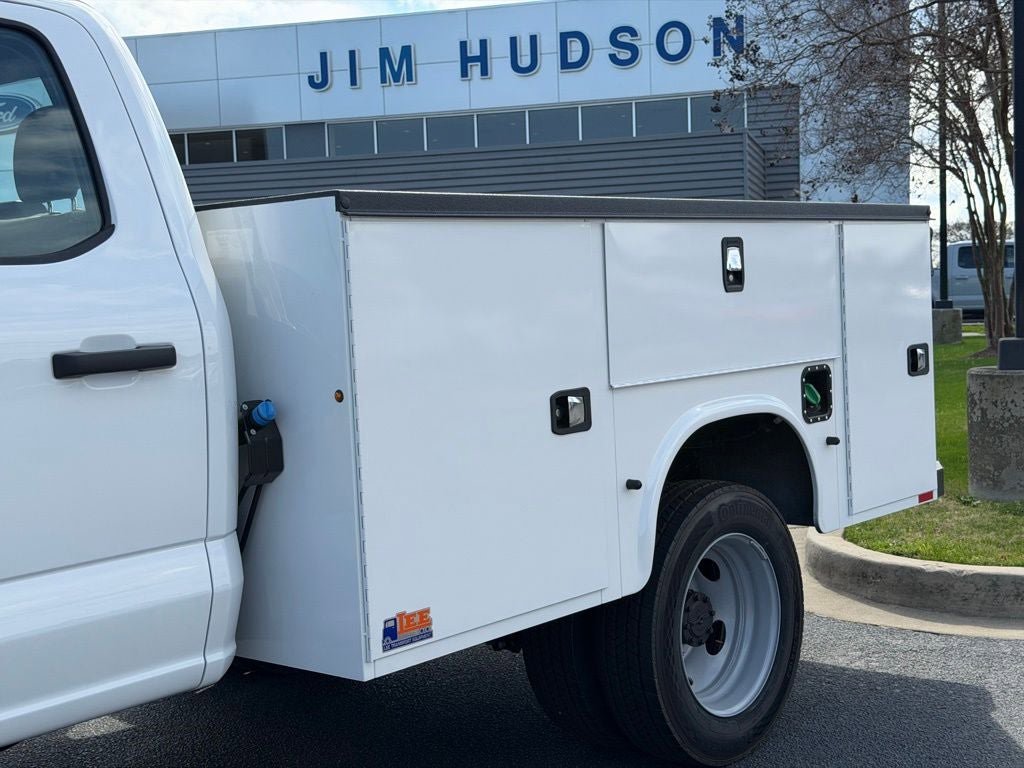 New 2026 Ford F550 4x4 Crew Cab image 3