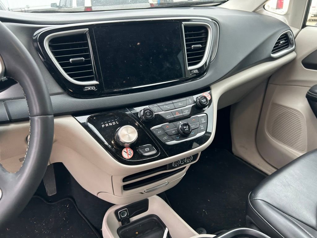 Used 2023 Chrysler Pacifica Touring-L FWD image 13
