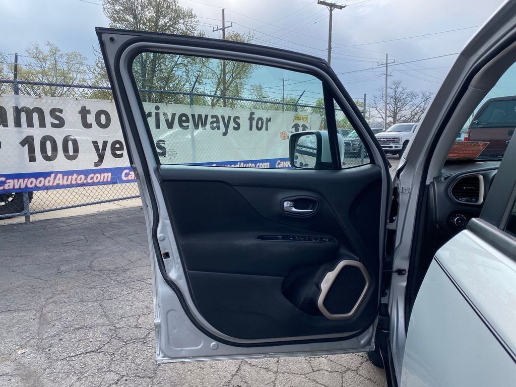Used 2015 Jeep Renegade Latitude w/ Cold Weather Group FWD image 12