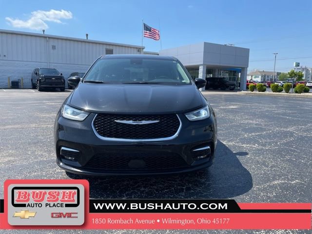 Used 2023 Chrysler Pacifica Touring-L FWD image 2