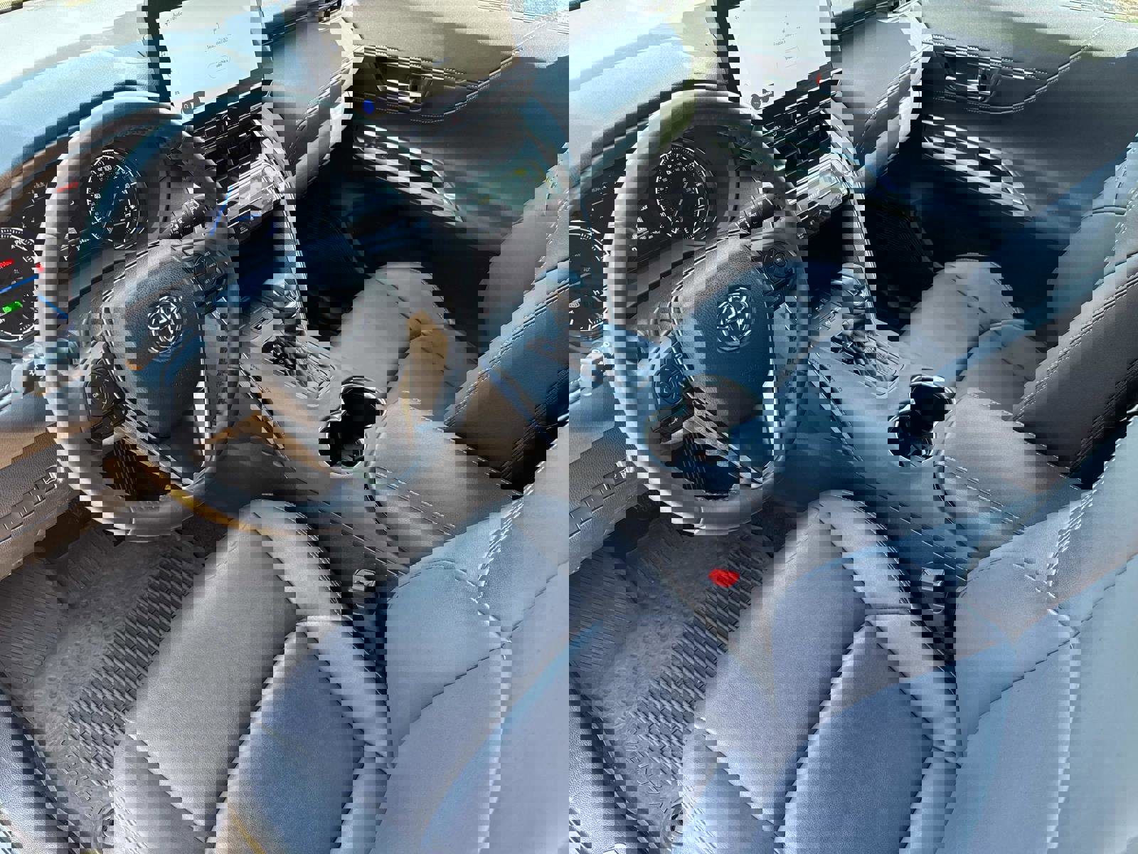 Used 2023 Toyota Venza XLE image 15