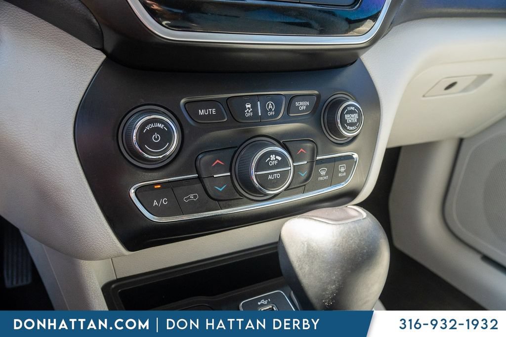 Used 2019 Jeep Cherokee Limited w/ Luxury Group FWD image 8