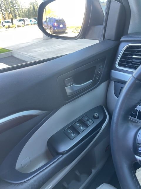Used 2016 Toyota Highlander Limited w/ Driver Technology Package image 27