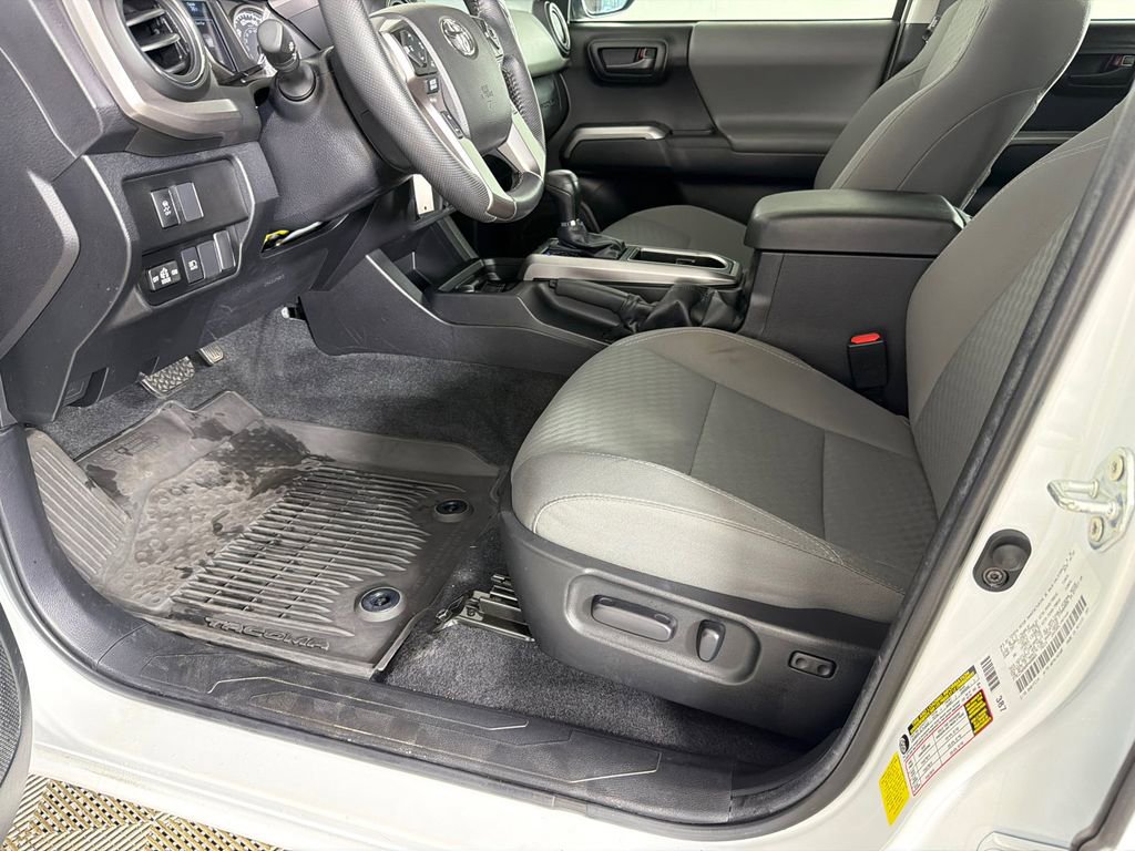 Used 2022 Toyota Tacoma SR5 w/ Technology Package image 9