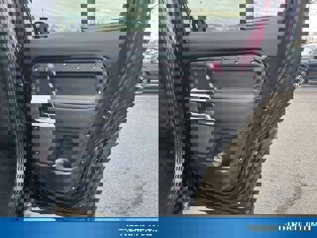 Used 2024 Land Rover Defender 110 SE image 20