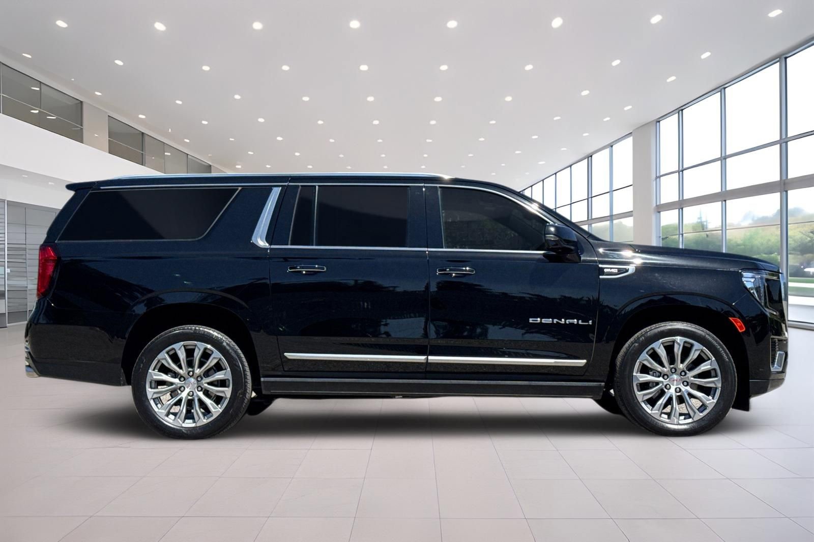 Used 2021 GMC Yukon XL Denali w/ Denali Premium Package image 3
