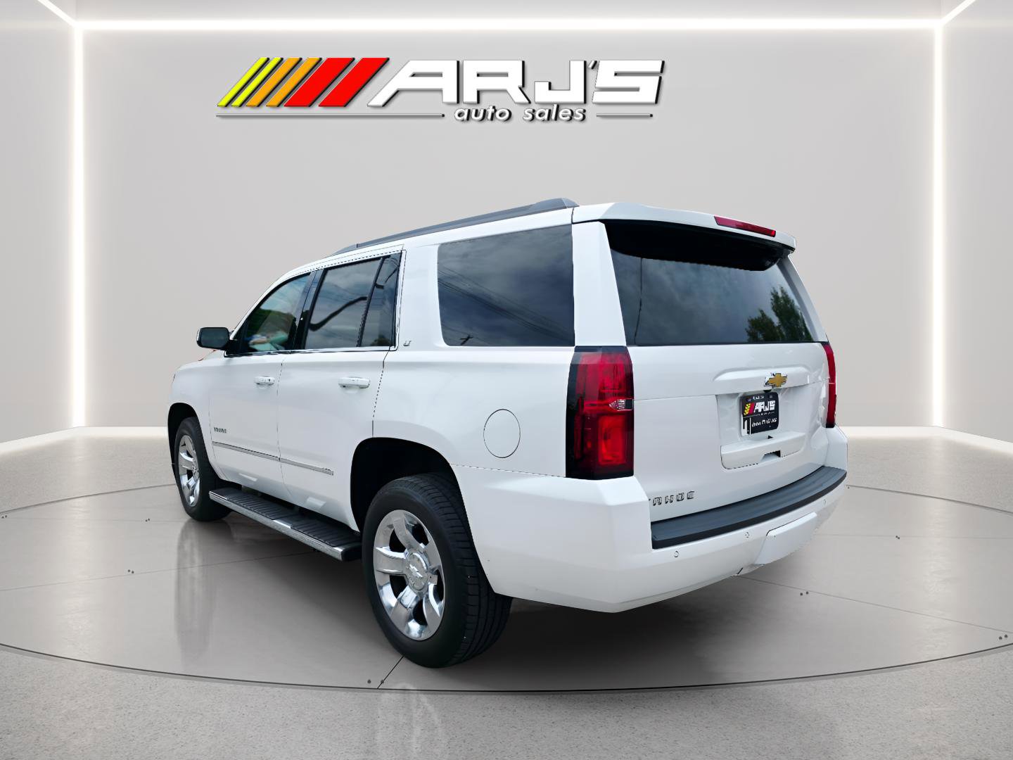 Used 2018 Chevrolet Tahoe LT w/ LT Signature Package AWD/4WD image 3