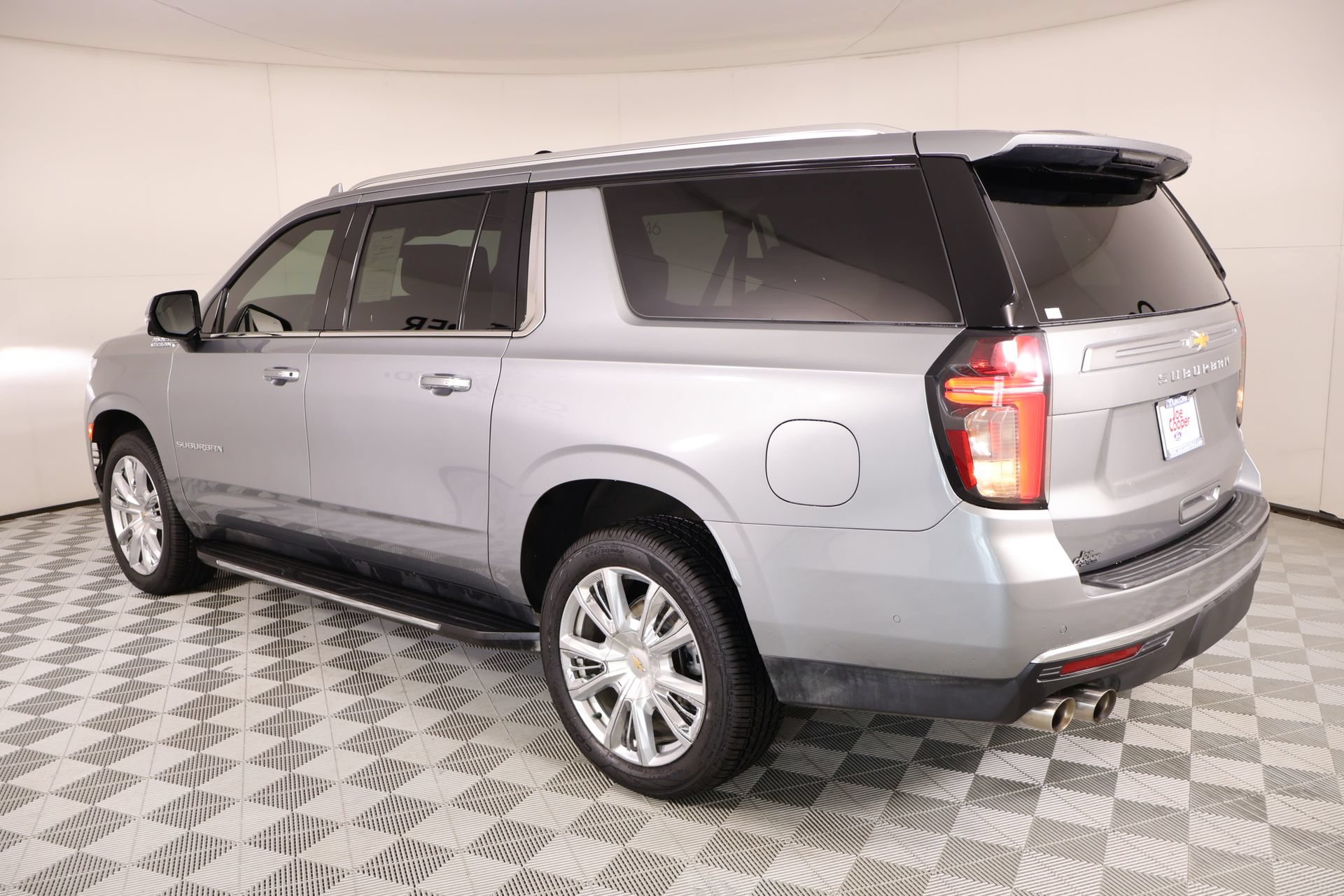Used 2024 Chevrolet Suburban High Country w/ Advanced Technology Package AWD/4WD image 24