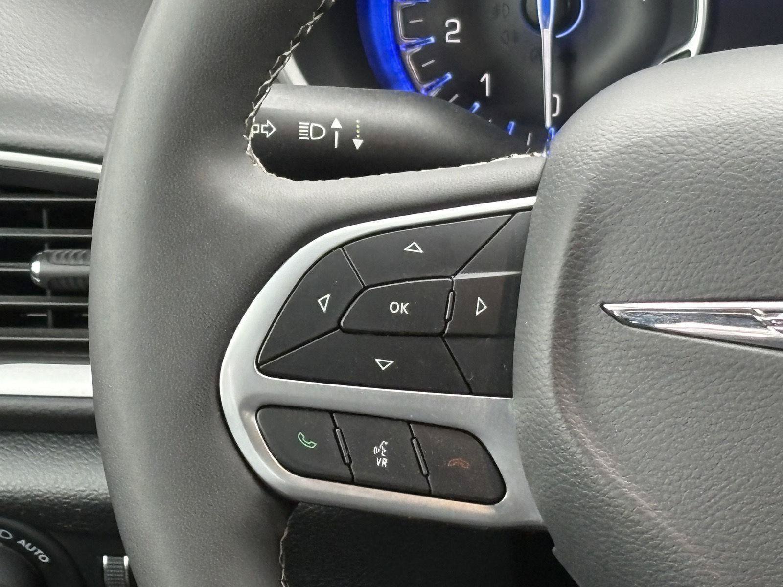 Used 2025 Chrysler Pacifica Select FWD image 9