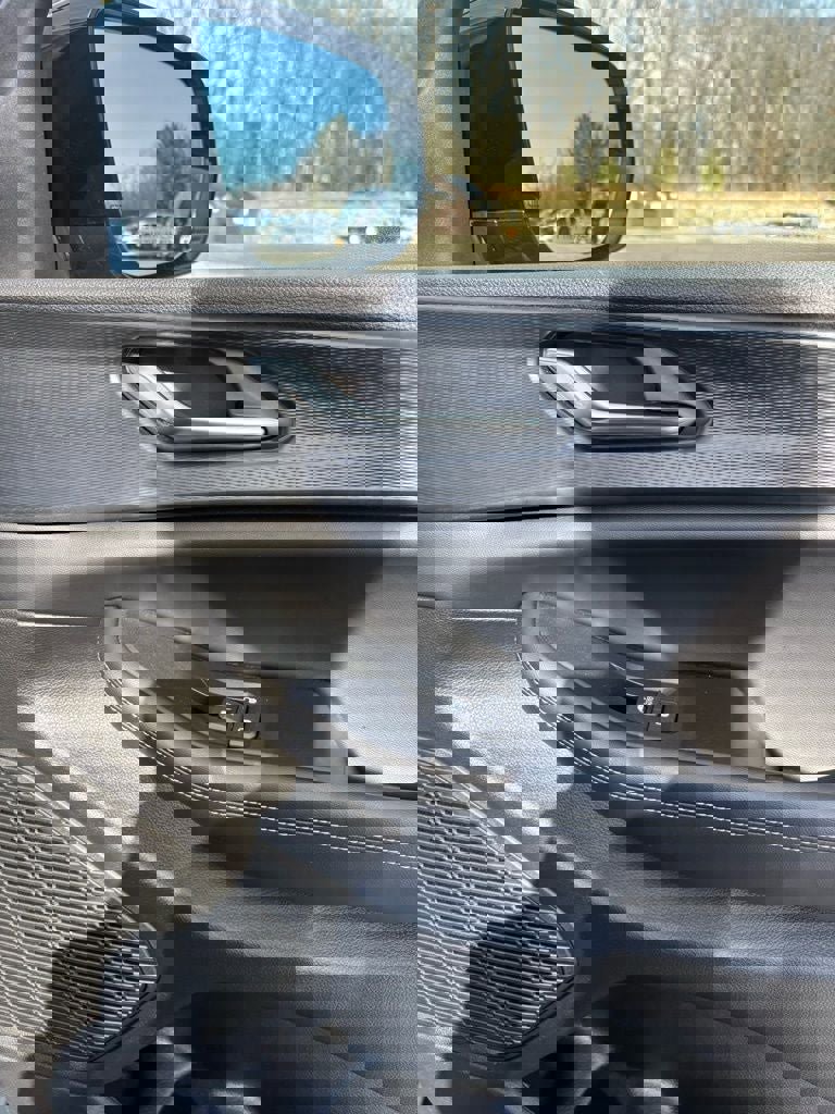 Used 2025 Jeep Grand Cherokee Altitude image 17