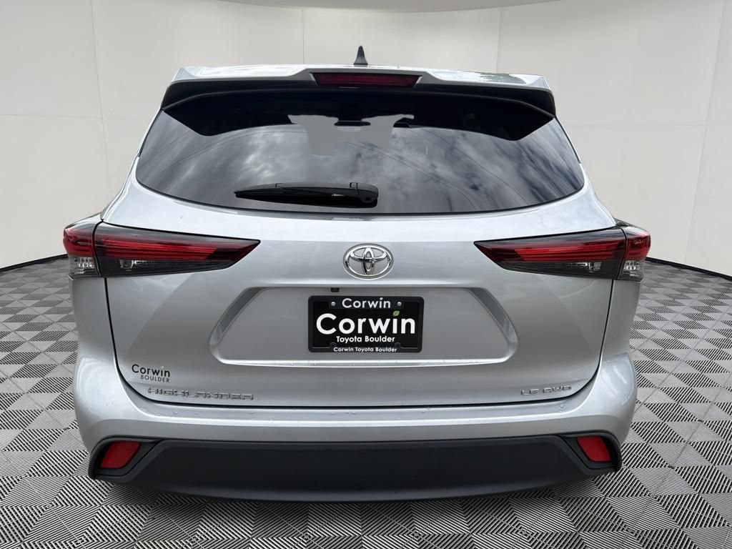 Used 2024 Toyota Highlander LE AWD/4WD image 6