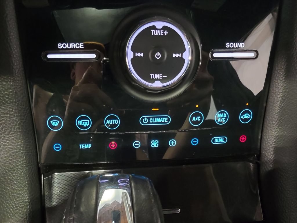 Used 2018 Ford Taurus Limited AWD/4WD image 17