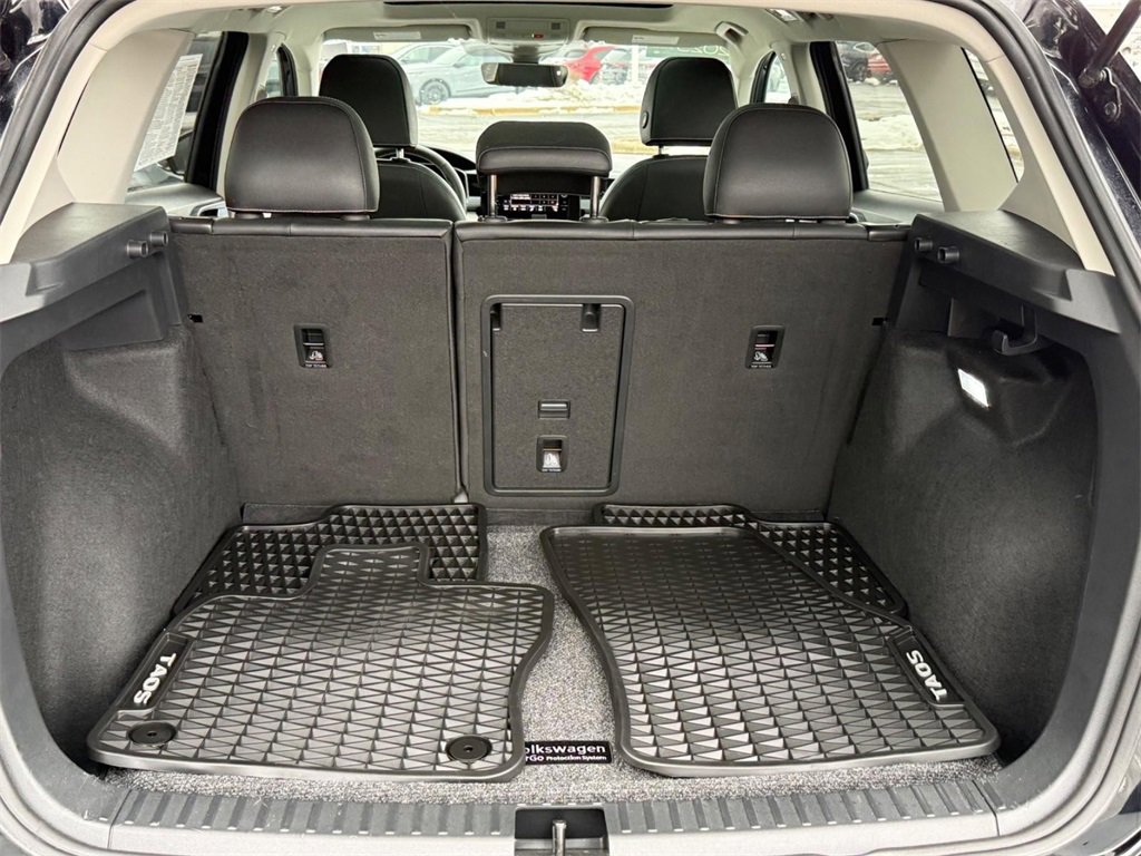 Certified 2025 Volkswagen Taos SEL image 5