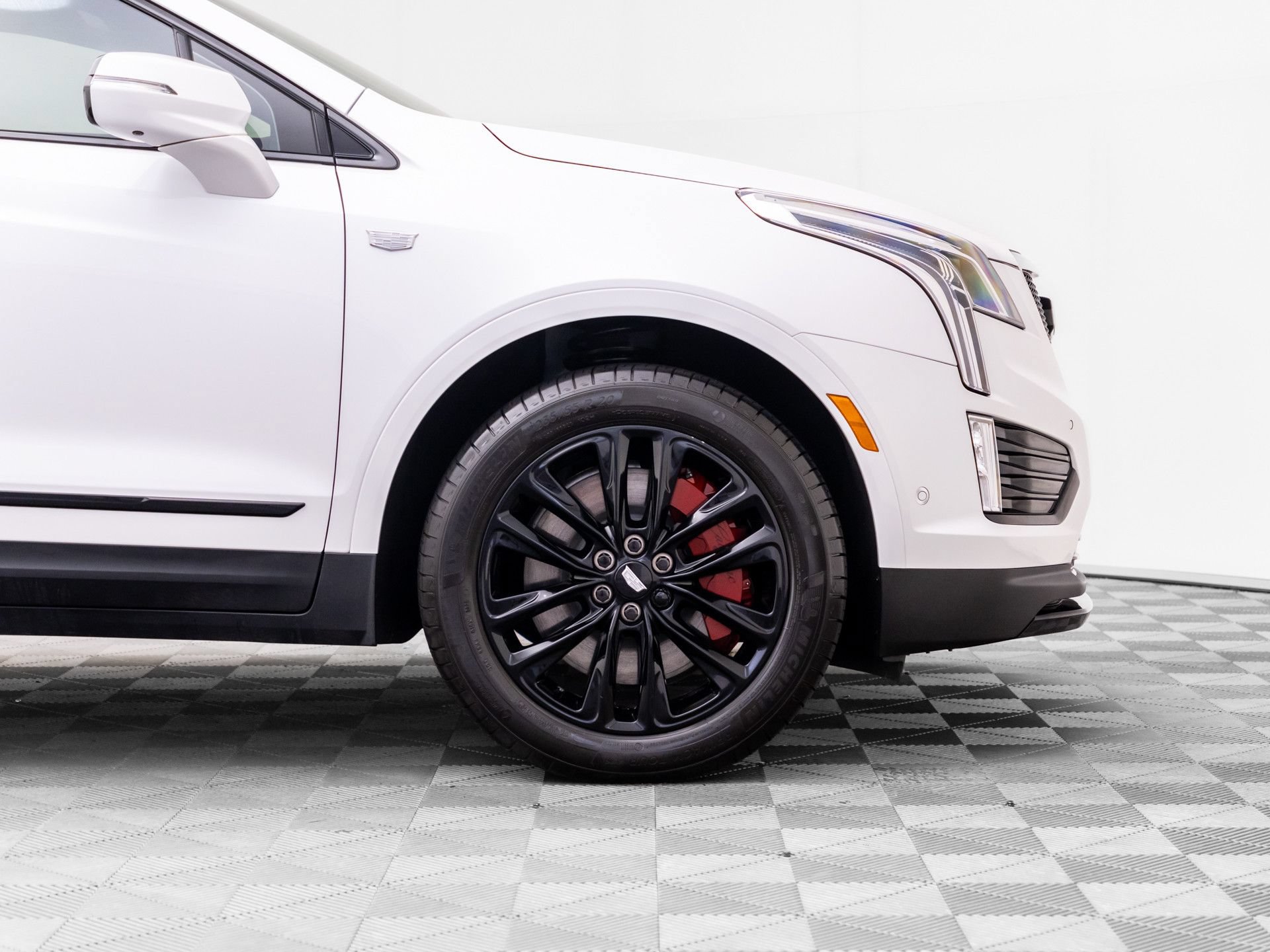 Certified 2026 Cadillac XT5 Sportv w/ LPO, Onyx Lite Package AWD/4WD image 39