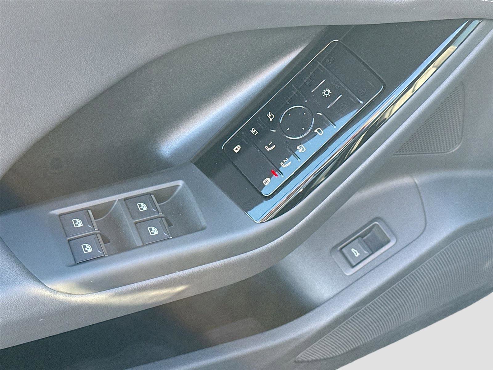 Used 2025 Audi Q6 e-tron Premium Plus w/ Premium Plus image 18