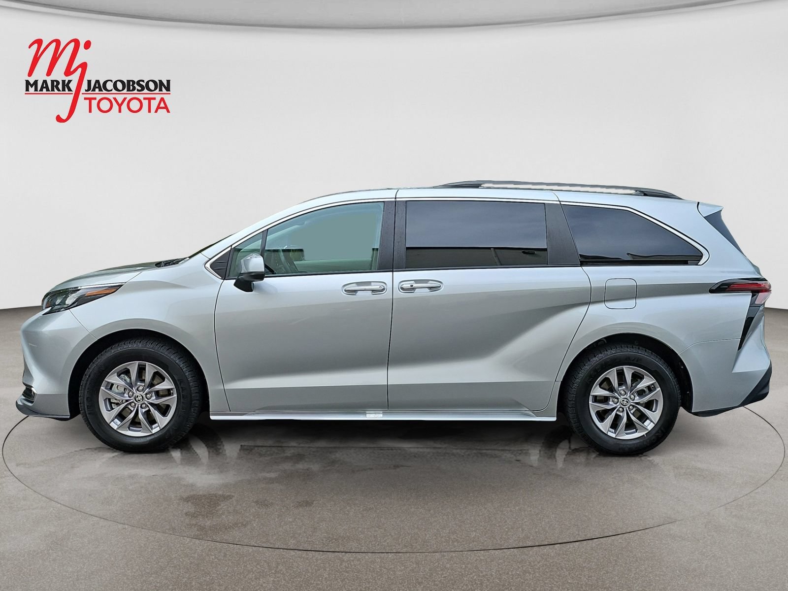 Used 2024 Toyota Sienna XLE FWD image 15