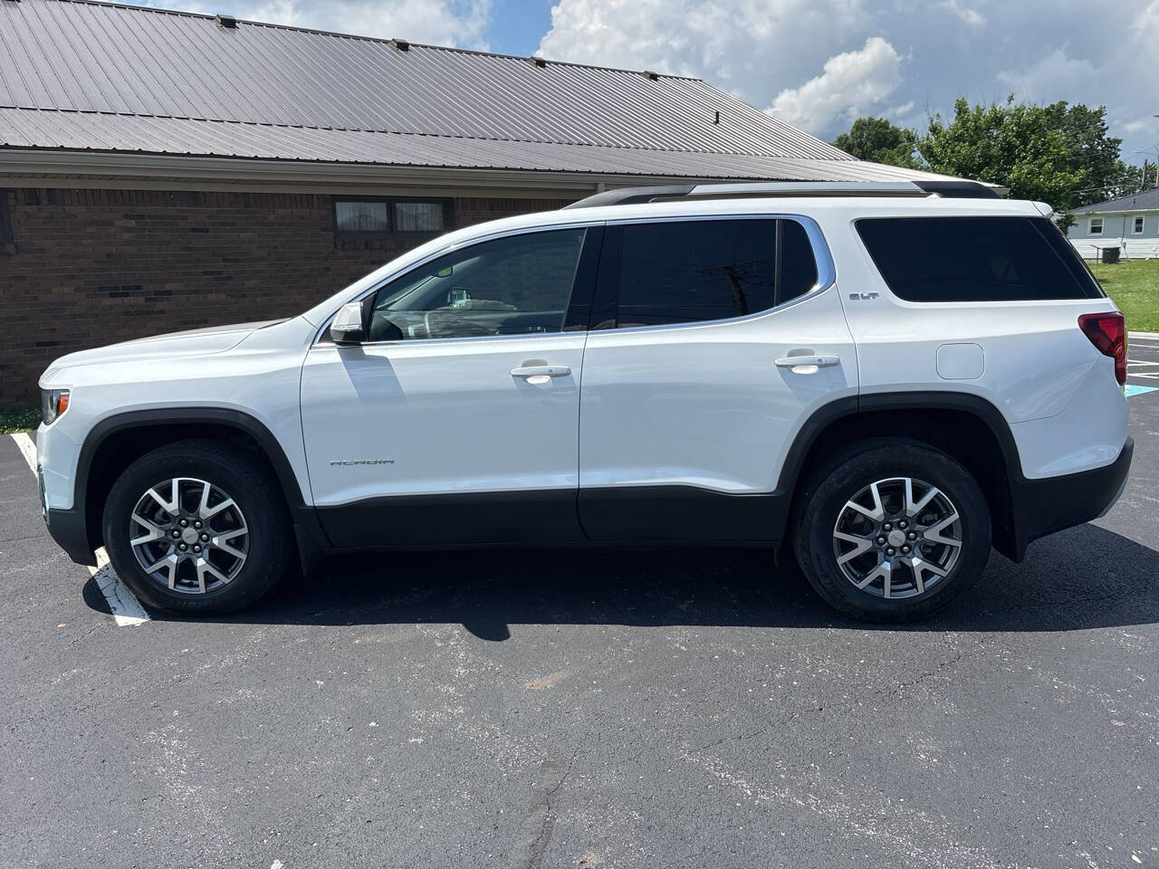 Used 2023 GMC Acadia SLT w/ Preferred Package FWD image 5