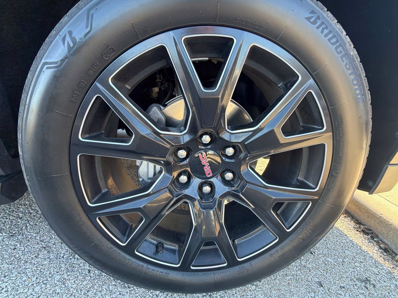 Used 2023 GMC Yukon XL SLT AWD/4WD image 4