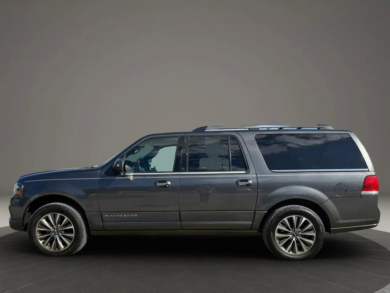 Used 2015 Lincoln Navigator L 4WD image 2