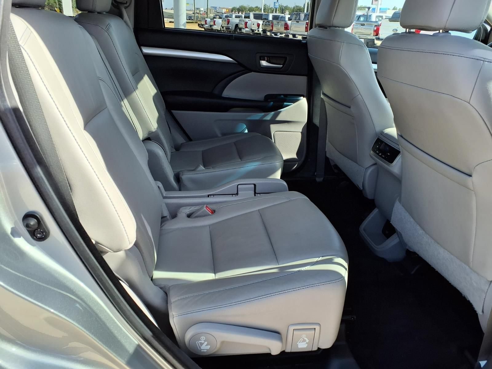 Certified 2017 Toyota Highlander XLE FWD image 21