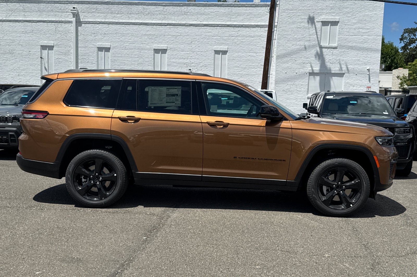 New 2026 Jeep Grand Cherokee L Limited w/ Limited Altitude Package AWD/4WD image 2