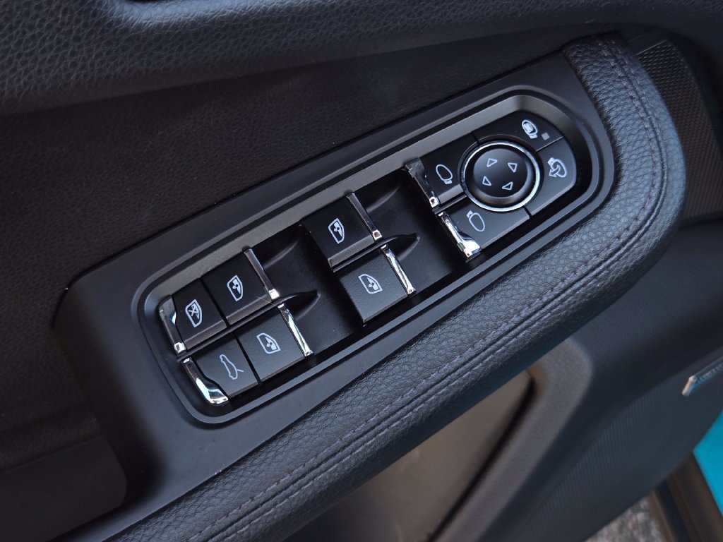 Used 2020 Porsche Macan AWD/4WD image 12