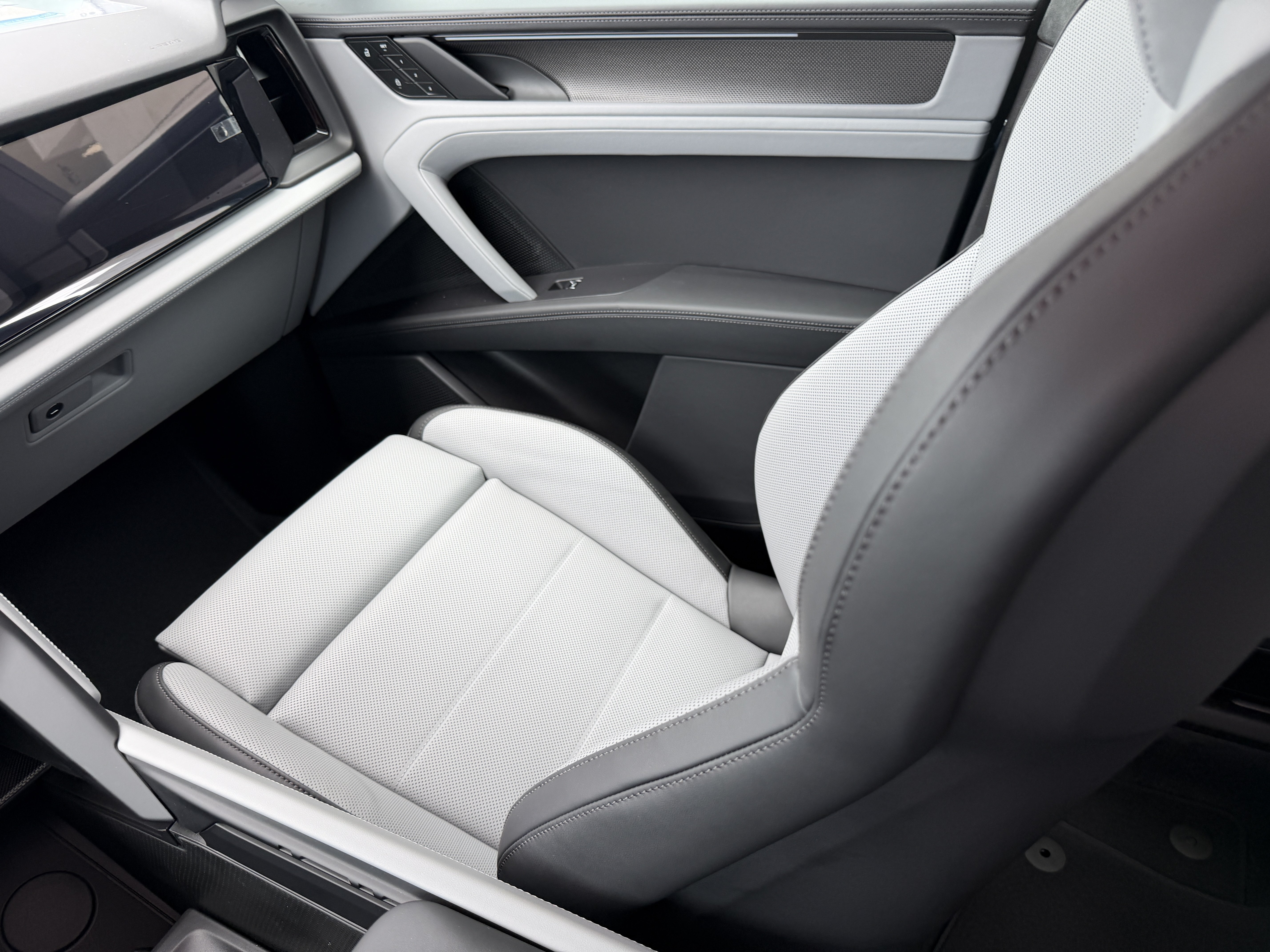 New 2026 Porsche Cayenne Turbo Electric AWD/4WD image 19