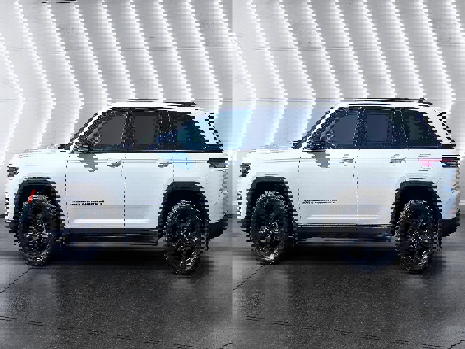 Certified 2025 Jeep Grand Cherokee Altitude AWD/4WD image 3