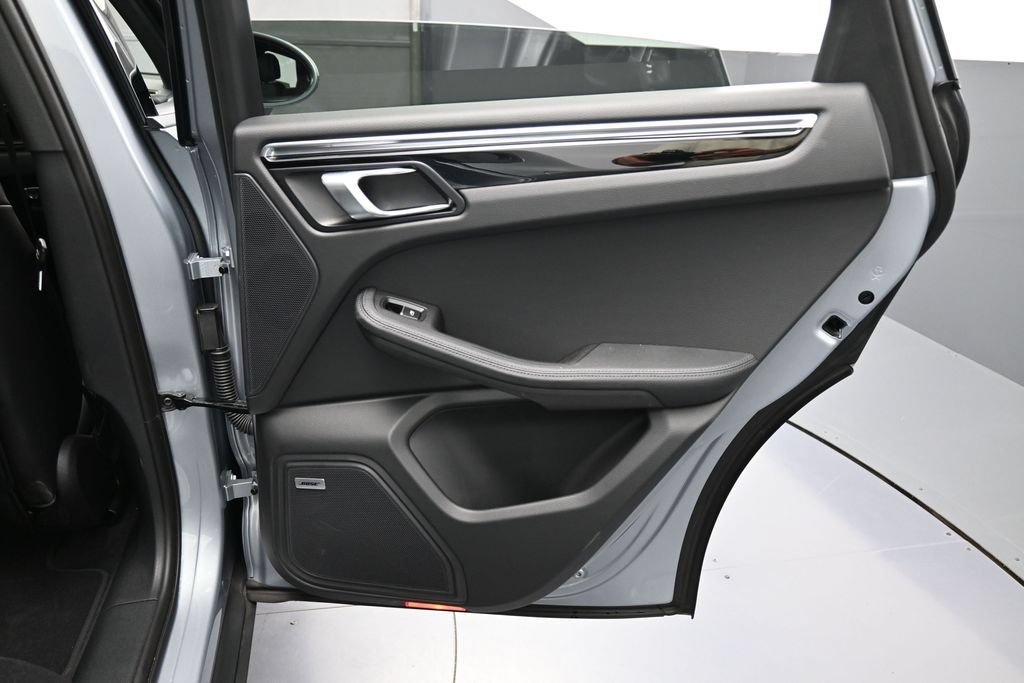 Certified 2025 Porsche Macan AWD/4WD image 25