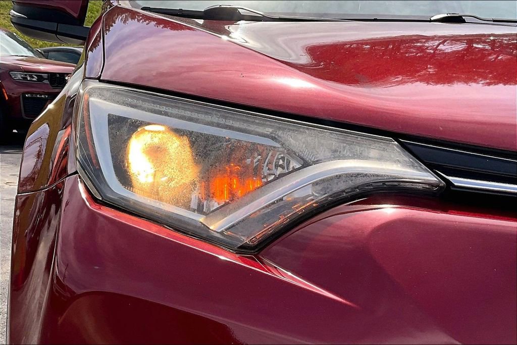 Used 2018 Toyota RAV4 XLE AWD/4WD image 28