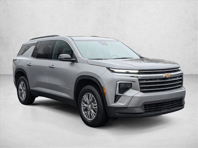 Used 2025 Chevrolet Traverse LT image 3