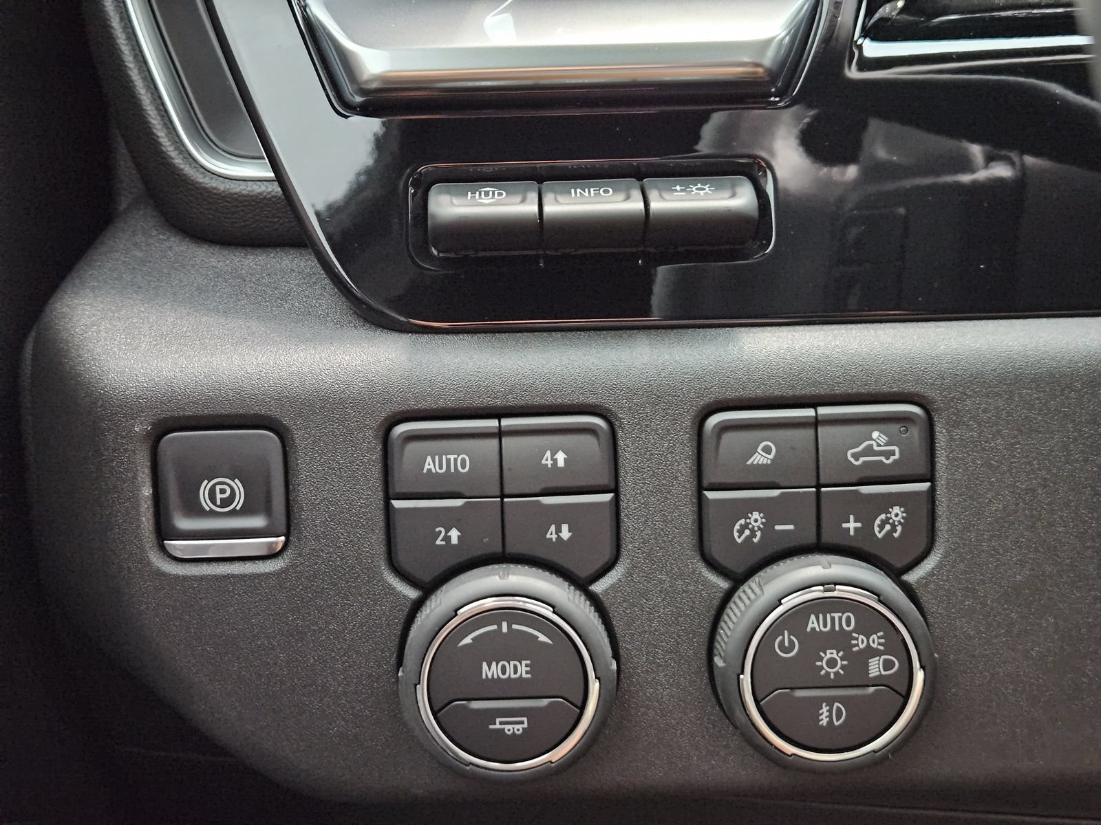 Certified 2025 Chevrolet Silverado 1500 High Country w/ Midnight Edition AWD/4WD image 24