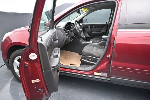 Used 2017 Chevrolet Traverse LT w/ Style and Technology Package FWD image 12